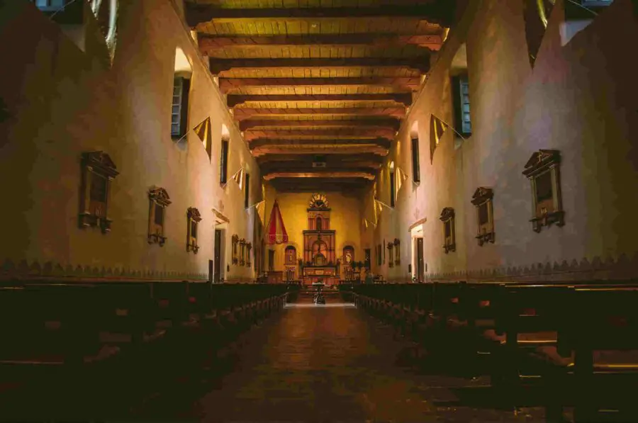 Entrance of the Church picture in the Order of Mass 